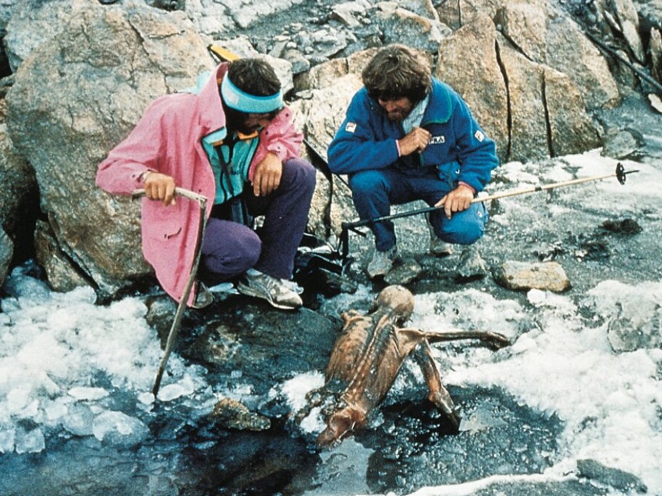 Prominent South Tyrolean mountaineers Hans Kammerlander and Reinhold Messner examine the mummy