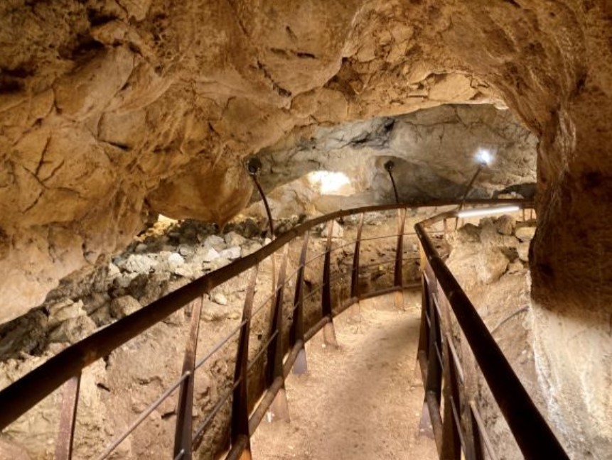 Guattari Cave 2