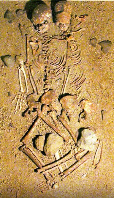 The burial of individuals 5 and 6 at the time of discovery