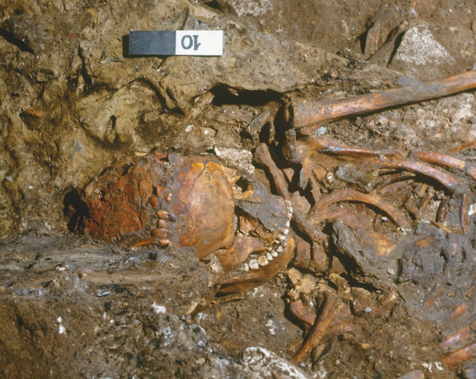 Photo of the second complete burial, relating to a woman of about 25 years of age